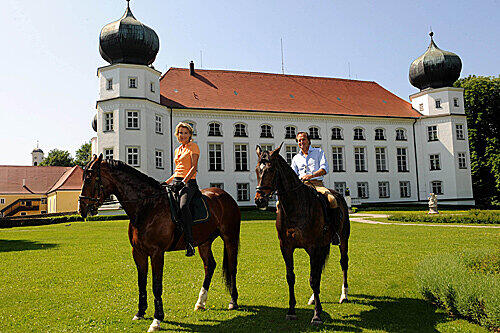 Kitsch-Kulisse? Ach was, Realität &ndash; zumindest für Stephanie von Pfuel. Auf ihrem Pferd &bdquo;Lord of Bavaria&ldquo; reitet sie mit Lebensgefährte Hendrik te Neues im Schlosspark aus.