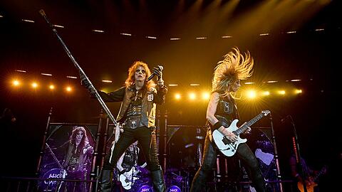 Der alterslose Alice Cooper (76) mit der Gitarristin Nita Strauss beim Konzert in der Olympiahalle.