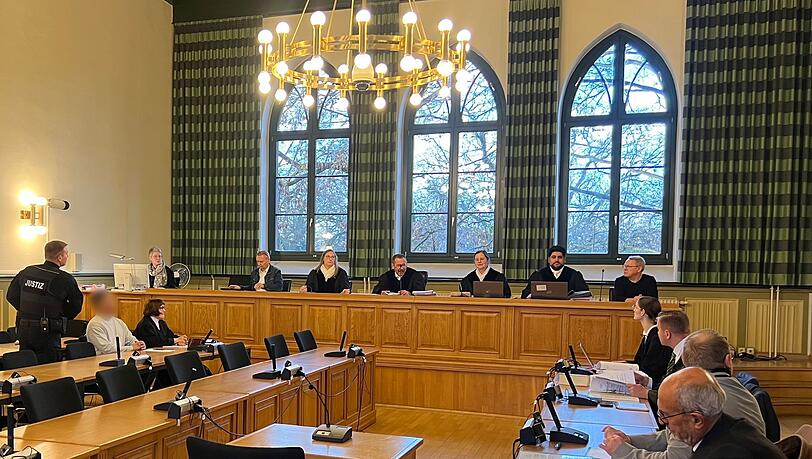 Der angeklagte Häftling ließ über seine Verteidigerin erklären, dass er sich zu einem späteren Zeitpunkt im Landgericht Stendal äußern wird. Er soll seine Ehefrau während eines Besuchs in einer sogenannten Liebeszelle in der Justizvollzugsanstalt Burg erwürgt haben.