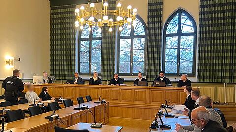 Der angeklagte H&auml;ftling lie&szlig; &uuml;ber seine Verteidigerin erkl&auml;ren, dass er sich zu einem sp&auml;teren Zeitpunkt im Landgericht Stendal &auml;u&szlig;ern wird. Er soll seine Ehefrau w&auml;hrend eines Besuchs in einer sogenannten Liebeszelle in der Justizvollzugsanstalt Burg erw&uuml;rgt haben.