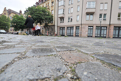 Tristesse pur: Der marode Leonhardsplatz soll künftig aufgewertet werden, das Viertel weg vom Schmuddel-Image bringen.