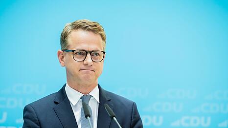 Bundesgesundheitsminister Linnemann will die eigentlich geplante K&uuml;rzung von Rentenanspr&uuml;chen pflegender Angeh&ouml;riger stoppen. (Archivbild)