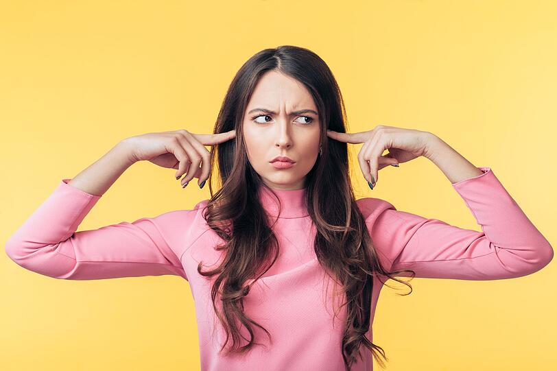 Es mag merkwürdig anmuten, aber sich leicht die Finger in die Ohren stecken und bewegen ist fast ein bisschen wie Zwerchfell streicheln: Denn auch an den Ohren kommt der umherschweifende (Lateinisch: vagus) Vagusnerv vorbei. Es mag merkwürdig anmuten, aber sich leicht die Finger in die Ohren stecken und bewegen ist fast ein bisschen wie Zwerchfell streicheln: Denn auch an den Ohren kommt der umherschweifende (Lateinisch: vagus) Vagusnerv vorbei.