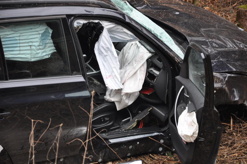 Aus bisher ungeklärten Umständen ist eine Fahrerin mit ihrem Auto von der Straße abgekommen. Der Wagen hat sich überschlagen und ist im Graben gelandet. Die Fahrerin wurde mit Verletzungen in eine nahegelegenes Krankenhaus gebracht.