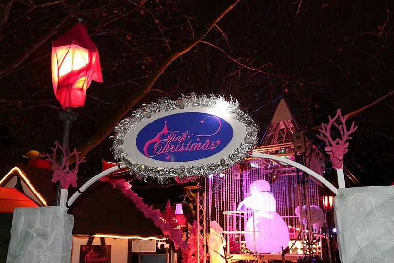 Pinker geht's nicht: Beim "Pink Christmas" auf dem Stephansplatz kommt zwar keine echte Weihnachtsstimmung auf, aber zur Abwechslung ist es echt unterhaltsam, meint der AZ-Reporter.