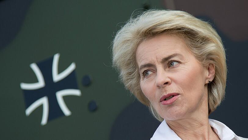 Verteidigungsministerin Ursula von der Leyen zeigt sich offen für eine Beteiligung syrischer Regierungstruppen gegen den IS. Verteidigungsministerin Ursula von der Leyen zeigt sich offen für eine Beteiligung syrischer Regierungstruppen gegen den IS.
