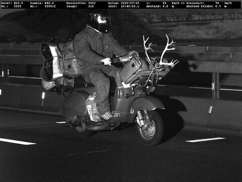 Gehörnt: Ein Italiener mit Geweih auf seiner Vespa auf der A7. Auch er: viel zu schnell!