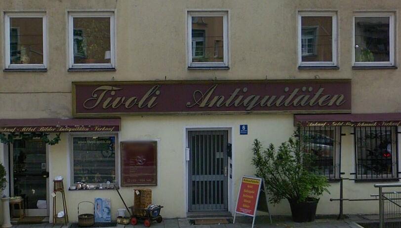 AZ-Leserin Evelyn Huber ist's aufgefallen: Heute befindet sich in dem Haus in der Montgelasstraße ein Antiquitätenmarkt. Vergleichen Sie mal mit dem nächsten Bild.