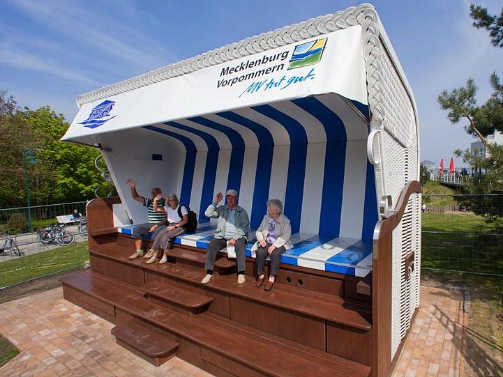 Die ersten Urlauber sitzen in dem größten Strandkorb der Welt in Heringsdorf.