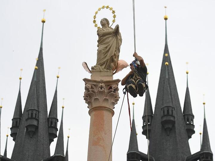 Auf dem Prager Altstädter Ring wurde am Donnerstag der Wiederaufbau der historischen Mariensäule abgeschlossen.