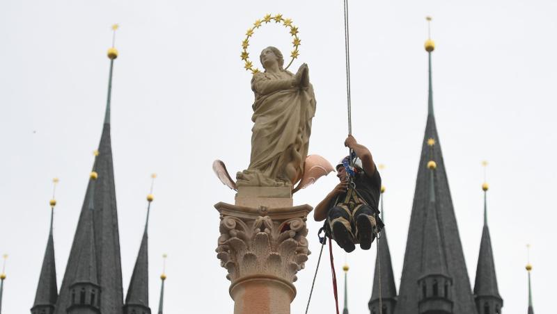 Auf dem Prager Altstädter Ring wurde am Donnerstag der Wiederaufbau der historischen Mariensäule abgeschlossen. Auf dem Prager Altstädter Ring wurde am Donnerstag der Wiederaufbau der historischen Mariensäule abgeschlossen.