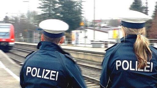 Die Bundespolizei fahndet nach drei verdächtigen Personen. (Symbolbild)