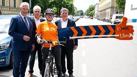 Von links: Bayerns Innenminister Joachim Herrmann, Thomas Dill (ADAC), Eva Mahling (ADFC) und der bayerische Verkehrsminister Christian Bernreiter.