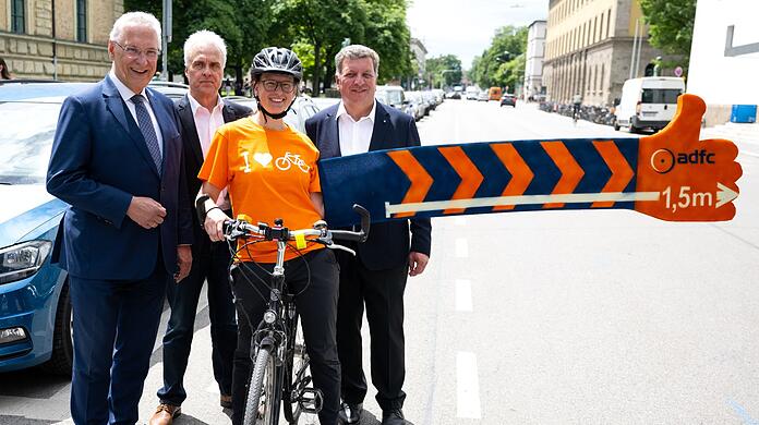 Von links: Bayerns Innenminister Joachim Herrmann, Thomas Dill (ADAC), Eva Mahling (ADFC) und der bayerische Verkehrsminister Christian Bernreiter.