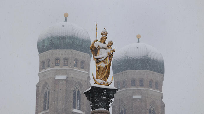 Überzuckert: Maria und welsche Hauben im Schnee.