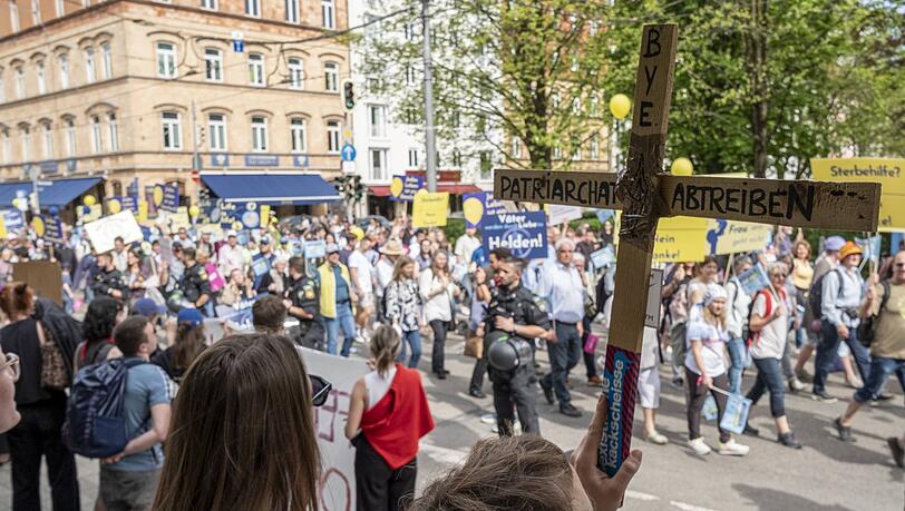 Der "Marsch für das Leben" im Frühjahr und Protest dagegen: Immer wieder polarisiert das Thema Abtreibung auch auf Münchens Straßen.