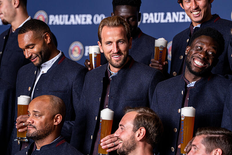 Die Stars des FC Bayern beim alljährlichen Lederhosen-Shooting von Paulaner. Die Stars des FC Bayern beim alljährlichen Lederhosen-Shooting von Paulaner.