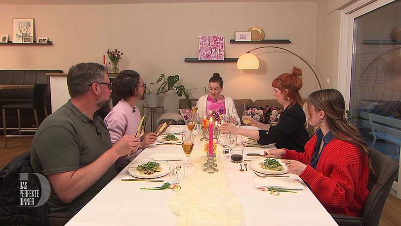 An Tag 2 trifft sich die Münsterländer "Dinner"-Runde bei Vicky (30) in Stadtlohn. An Tag 2 trifft sich die Münsterländer "Dinner"-Runde bei Vicky (30) in Stadtlohn.