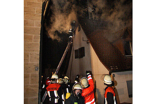 65 Feuerwehrler kämpften gegen die Flammen &ndash; vergeblich.