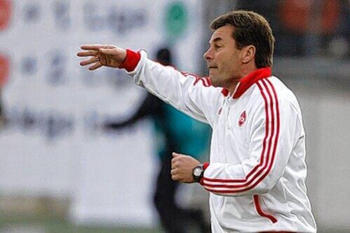 Was eine Nadel im Oberschenkel alles bewirkt: Per Nilsson meldet sich fit für das Spiel in Bremen. Ein Grund mehr für Trainer Dieter Hecking, selbstbewusst aufzutreten.