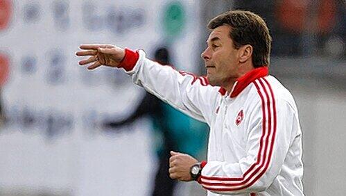 Was eine Nadel im Oberschenkel alles bewirkt: Per Nilsson meldet sich fit für das Spiel in Bremen. Ein Grund mehr für Trainer Dieter Hecking, selbstbewusst aufzutreten. Was eine Nadel im Oberschenkel alles bewirkt: Per Nilsson meldet sich fit für das Spiel in Bremen. Ein Grund mehr für Trainer Dieter Hecking, selbstbewusst aufzutreten.