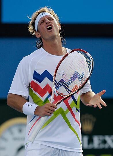 Schläger-Schmeißen und wilde Diskussionen mit dem Schiedsrichter: Nach seiner knappen Niederlage gegen Marathon-Mann John Isner rastet David Nalbandian aus. Die Bilder!