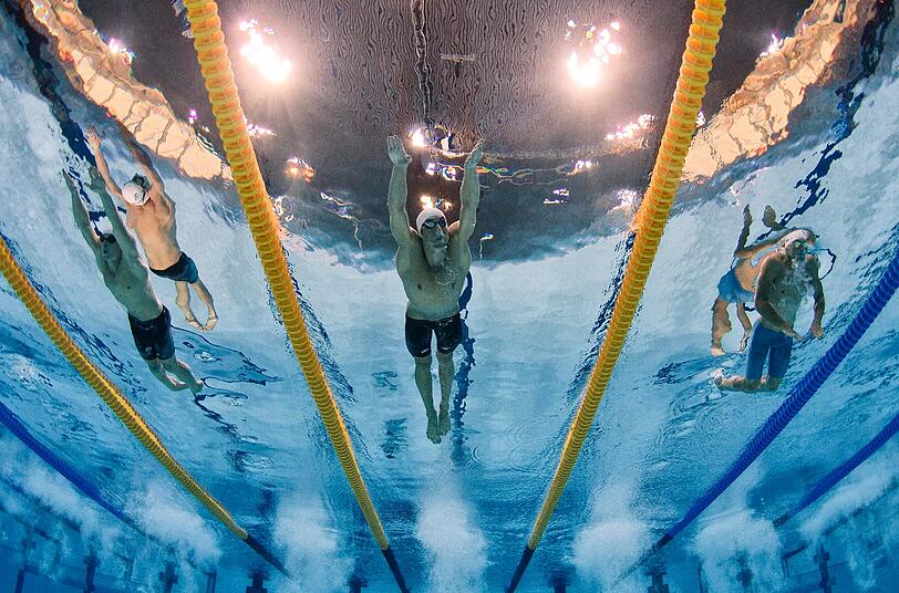 HINDERNISSCHWIMMEN: Auch das Hindernisschwimmen gab es nur 1900 in Paris. Die Sportler mussten 200 Meter kraulen und dabei mehrere Boote überwinden, die als Hindernisse im Weg standen.