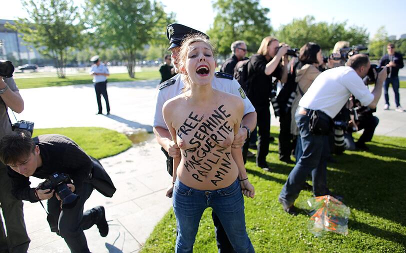 Nackte Wut: Femen-Aktivistinnen demonstrieren am Freitag vor dem Bundekanzleramt.