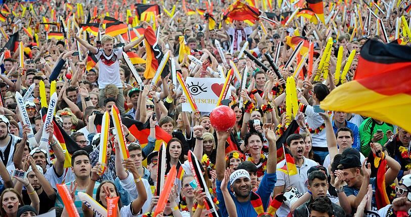 Public Viewing bei Deutschland gegen die USA. Die Bilder von der Berliner Fanmeile.