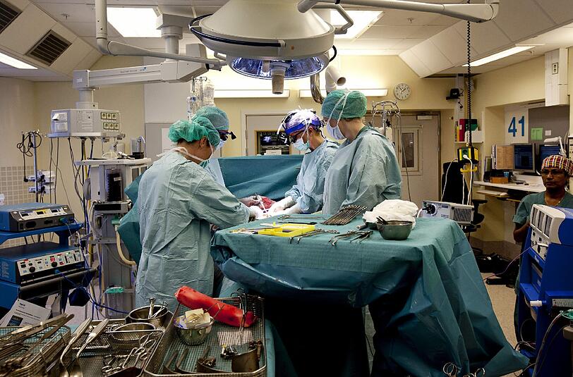 Der schwedische Spezialist Mats Braennstroem bei einer Gebärmutter-Transplantation (Archivbild).