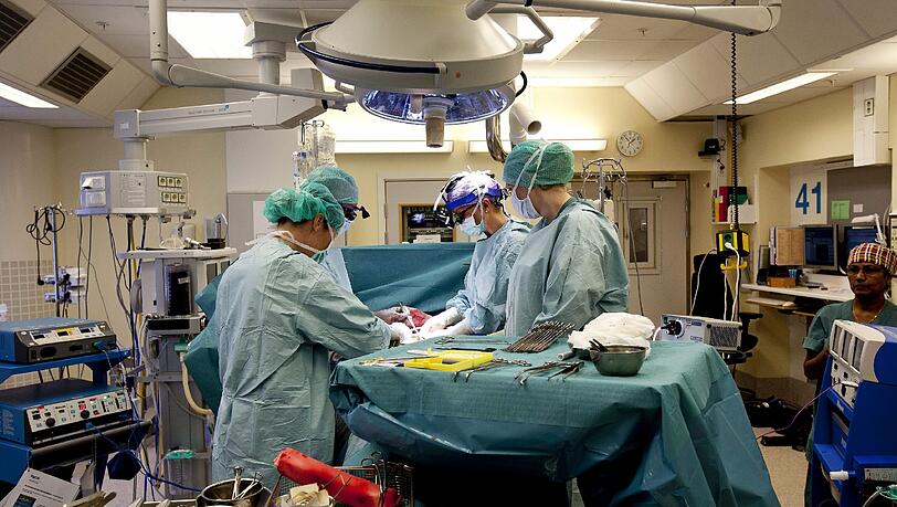 Der schwedische Spezialist Mats Braennstroem bei einer Gebärmutter-Transplantation (Archivbild). Der schwedische Spezialist Mats Braennstroem bei einer Gebärmutter-Transplantation (Archivbild).
