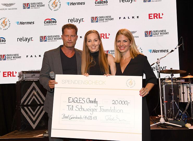 Til Schweiger freute sich über einen Scheck für seine Foundation
