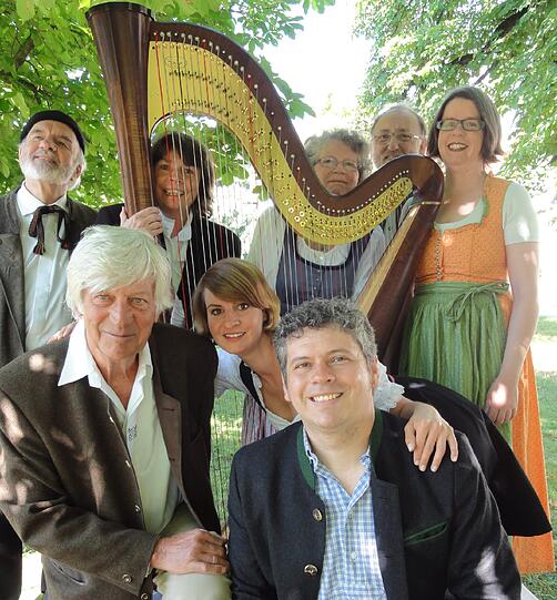 Herbert Schmelzer verwendet musikalische Zitate aus der Oper und mixt sie gekonnt mit bayerischer Volksmusik, die aber an das hochkarätige Ensemble der &bdquo;Pitzeshofener Saitenmusik&ldquo; mit Gabriele Prediger &ndash; Sologitarre, Barbara Schmelzer - Begleitgitarre, Barbara Gollwitzer &ndash; Harfe, Bernhard Mahne &ndash; Kontrabass und Herbert Schmelzer &ndash; Zither, höchste Anforderungen stellt.