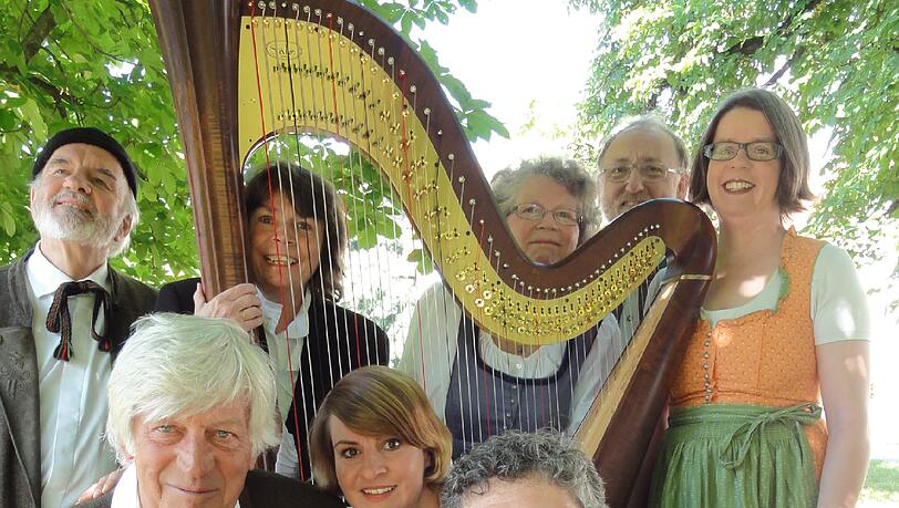 Herbert Schmelzer verwendet musikalische Zitate aus der Oper und mixt sie gekonnt mit bayerischer Volksmusik, die aber an das hochkarätige Ensemble der „Pitzeshofener Saitenmusik“ mit Gabriele Prediger – Sologitarre, Barbara Schmelzer - Begleitgitarre, Barbara Gollwitzer – Harfe, Bernhard Mahne – Kontrabass und Herbert Schmelzer – Zither, höchste Anforderungen stellt. Herbert Schmelzer verwendet musikalische Zitate aus der Oper und mixt sie gekonnt mit bayerischer Volksmusik, die aber an das hochkarätige Ensemble der „Pitzeshofener Saitenmusik“ mit Gabriele Prediger – Sologitarre, Barbara Schmelzer - Begleitgitarre, Barbara Gollwitzer – Harfe, Bernhard Mahne – Kontrabass und Herbert Schmelzer – Zither, höchste Anforderungen stellt.
