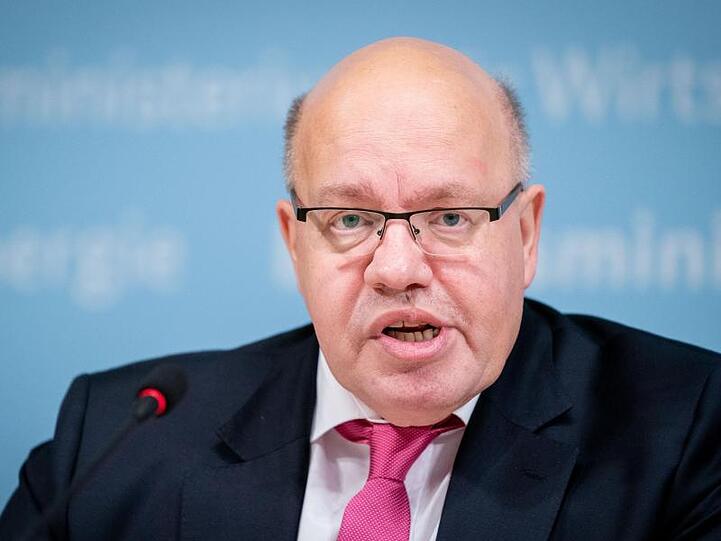 "Unsere Unternehmen brauchen mehr Luft zum Atmen, damit sie die entscheidenden Investitionen in die Zukunftstechnologien tätigen können. Dazu gehören Steuerentlastungen und Bürokratieabbau", sagt Peter Altmaier.
