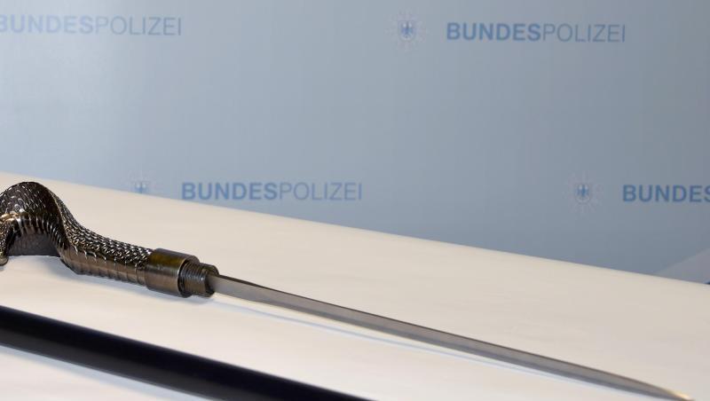 Gehstock mit Gummi-Fuß und Silberhandknauf in Kobraform und 32 Zentimeter langen Klinge. Foto: Bundespolizeiinspektion Waidhaus/Archivbild Gehstock mit Gummi-Fuß und Silberhandknauf in Kobraform und 32 Zentimeter langen Klinge. Foto: Bundespolizeiinspektion Waidhaus/Archivbild