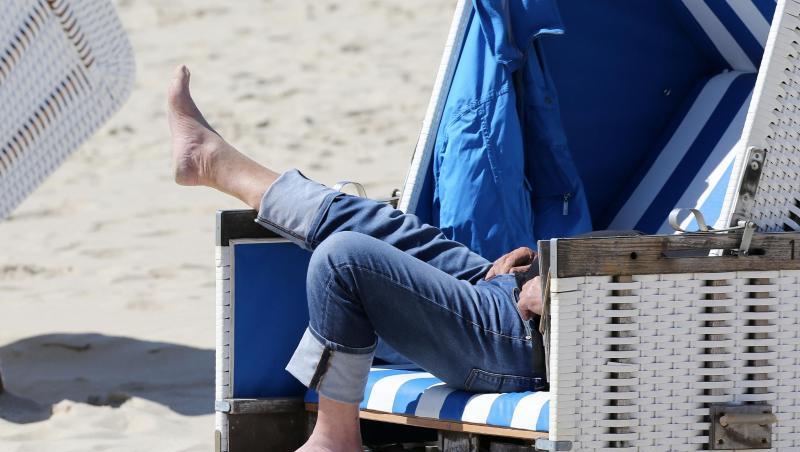 Entspannung im Strandkorb an einem Strand in Schleswig-Holstein.
