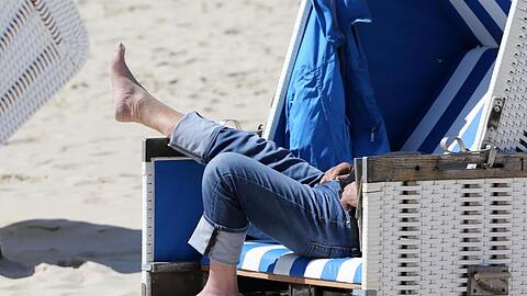 Entspannung im Strandkorb an einem Strand in Schleswig-Holstein.