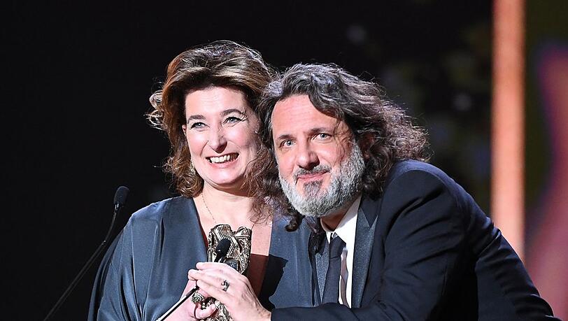 Die französischen Filmproduzenten Olivier Delbosc und Sidonie Dumas nehmen den Preis als "Bester Film" für "Illusions perdues" entgegen.