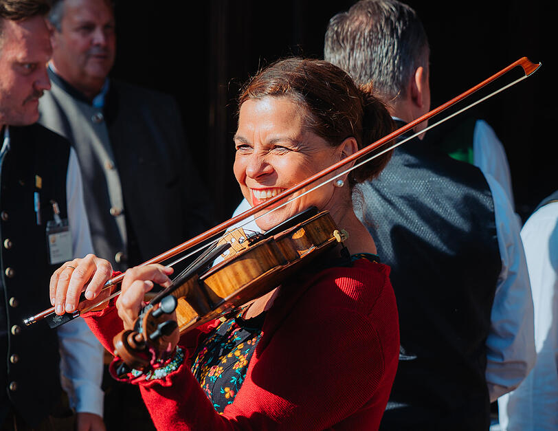 Traudi Siferlinger, der musikalischen Leiterin des Volkss&auml;ngerzelts Sch&uuml;tzenlisl sorgt f&uuml;r Wiesn-Stimmung an der Geige.