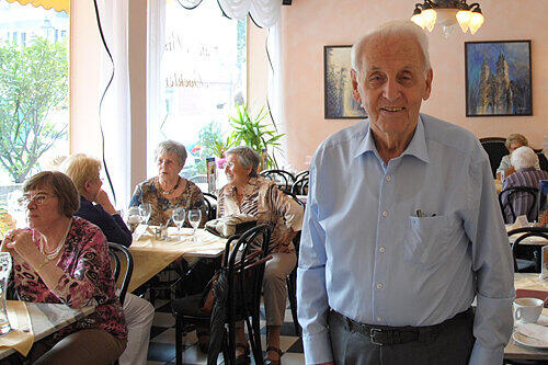 Helmut Böckler im Gastraum des gleichnamigen Cafés, das sich den Charme seiner langen und bewegten Geschichte bewahrt hat.