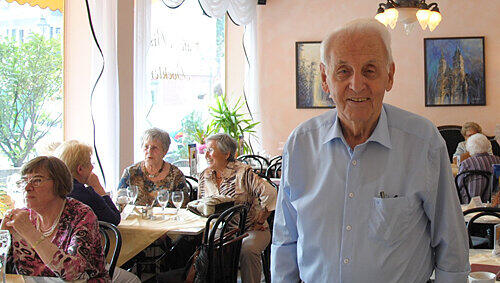 Helmut Böckler im Gastraum des gleichnamigen Cafés, das sich den Charme seiner langen und bewegten Geschichte bewahrt hat. Helmut Böckler im Gastraum des gleichnamigen Cafés, das sich den Charme seiner langen und bewegten Geschichte bewahrt hat.