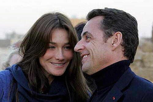 Babyglück im Elysée: Das erste gemeinsame Kind von Frankreichs Präsident NICOLAS SARKOZY (56) und seiner Frau CARLA BRUNI-SARKOZY (43) ist da. Ihre Tochter kam nach Medienberichten am Mittwochabend auf die Welt, während Sarkozy bei Bundeskanzlerin Angela Merkel (CDU) in Frankfurt den Euro zu retten suchte. Der Präsident besuchte seine beiden Damen nach Medienberichten noch gegen Mitternacht sowie am Donnerstag morgen. Es ist das erste gemeinsame Kind für das seit 2008 verheiratete Paar. Nicolas Sarkozy hat bereits drei Söhne aus zwei früheren Ehen, Carla hat einen Sohn aus einer früheren Beziehung. Es ist auch das erste Mal, dass ein französischer Präsident während der Amtszeit Vater geworden ist.