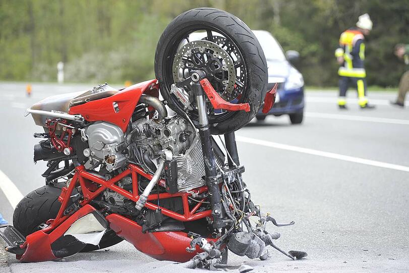 Der Fahrer der Ducati wurde über den Pkw 30 Meter weit geschleudert und erlitt schwere Verletzungen.