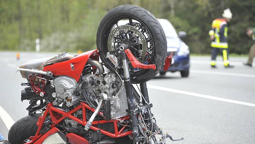 Der Fahrer der Ducati wurde über den Pkw 30 Meter weit geschleudert und erlitt schwere Verletzungen. Der Fahrer der Ducati wurde über den Pkw 30 Meter weit geschleudert und erlitt schwere Verletzungen.