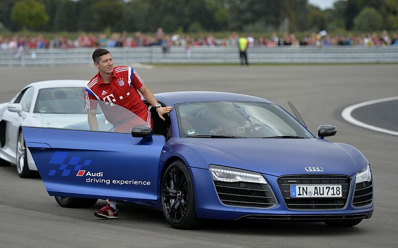 Die Bayern-Stars mit ihren neuen Dienstwagen.