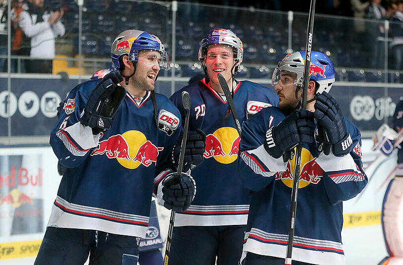 Daryl Boyle, Benedikt Brückner und Garrett Roe feiern den 5:2-Sieg über die Schwenninger Wild Wings.