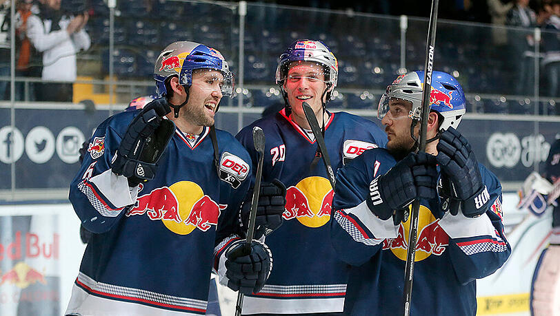 Daryl Boyle, Benedikt Brückner und Garrett Roe feiern den 5:2-Sieg über die Schwenninger Wild Wings. Daryl Boyle, Benedikt Brückner und Garrett Roe feiern den 5:2-Sieg über die Schwenninger Wild Wings.