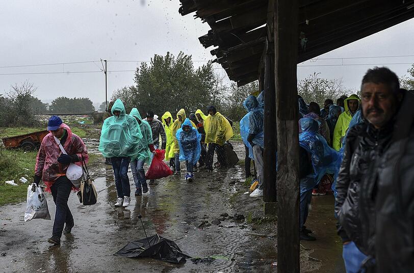 Im strömenden Regen erreichen Flüchtlinge das Registrierungslager im mazedonischen Gevgelija.