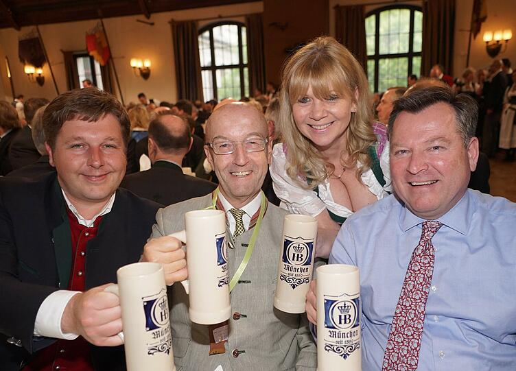 Stadtpolitiker im Hofbräuhaus (v. l.): Jens Röver (SPD), Michael Mattar, Gabriele Neff (beide FDP), Bürgermeister Josef Schmid (CSU).